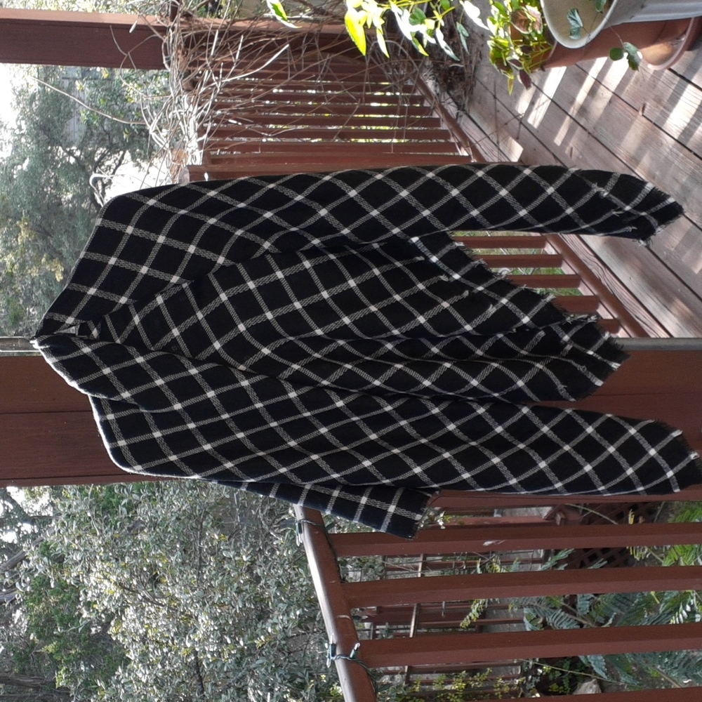 Nwt GREAT PRICE Collectioneighteen 100% Acrylic scarf Black & White Approx